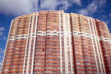 yeni modern multistoried konut tuğla bina önden görünümü
