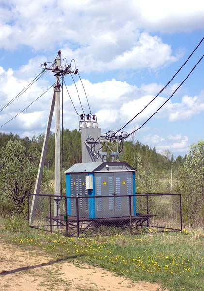 Transformador da linha de alimentação de energia rural no campo — Fotografia de Stock