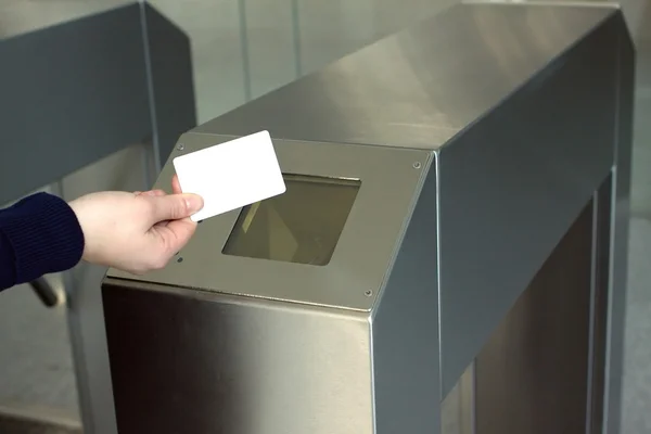 La mano de la mujer pone la tarjeta blanca de acceso al primer plano del lector — Foto de Stock