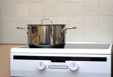 Metal çelik tencere üzerinde modern mutfak elektrikli soba