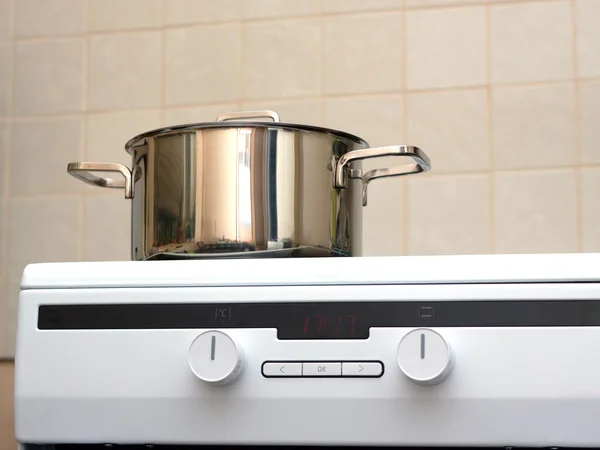 Металлическая стальная кастрюля на современной кухне — стоковое фото