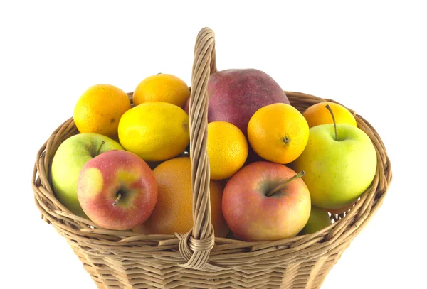 Fruits mûrs et pommes dans un panier en osier isolé — Photo