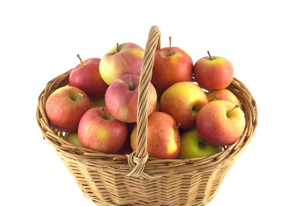 Manzanas maduras en canasta de mimbre aisladas en blanco —  Fotos de Stock