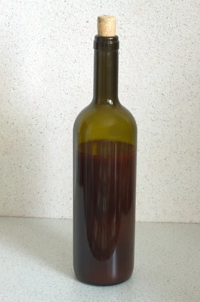 Bottiglia chiusa verde con vino rosso dolce — Foto Stock