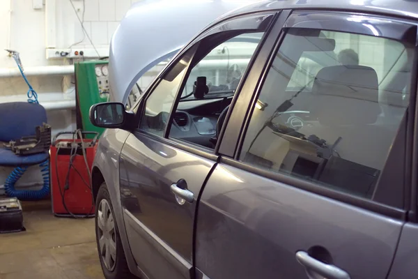 Passenger car undergoing repairs in the service station — Stock Photo, Image