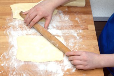 Erkek pişirme için hazırlanıyor hamur eller