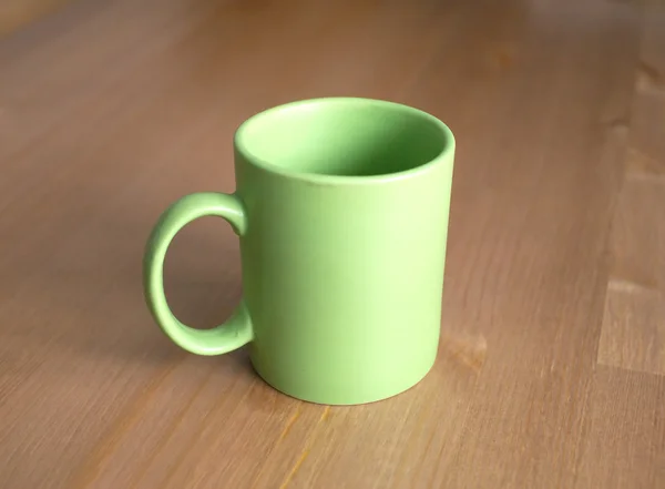 Tasses de thé ou de café vides verts sur fond en bois fermeture — Photo