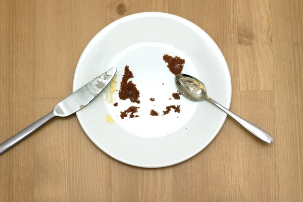 Boş yuvarlak beyaz plaka yenmiş kek izleri ile — Stok fotoğraf