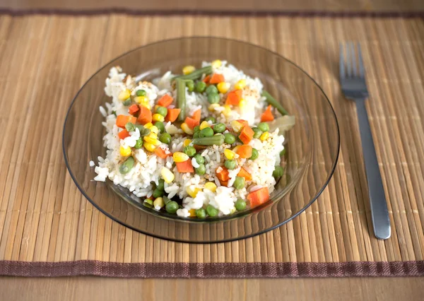 Biały ryż z warzywami na tablicy nad maty wiklinowe — Zdjęcie stockowe