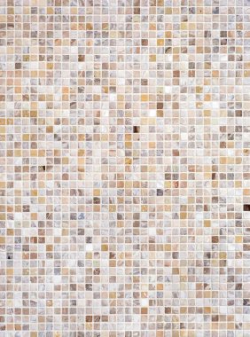 Banyo dekorasyonu için kare bej fayansların mozaiğiyle soyut bir arkaplan. Duvardaki mermer ve doğal taşın geometrik patenti.