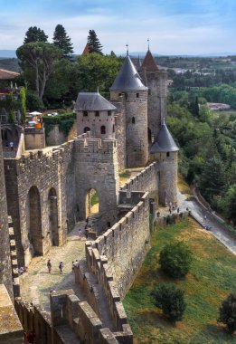 Carcassonne kalesi, en büyük ortaçağ kalesi ve Fransa 'nın güneyindeki Avrupa' nın duvarlı kasabası..