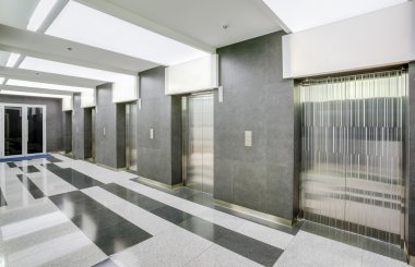Salon asansörlü.