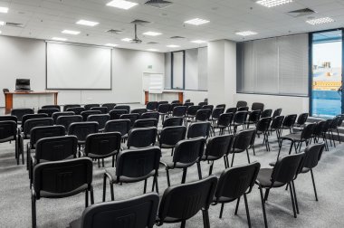 Bir konferans salonunun içinde..