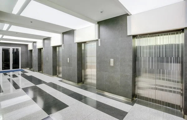 Hall com elevadores . — Fotografia de Stock