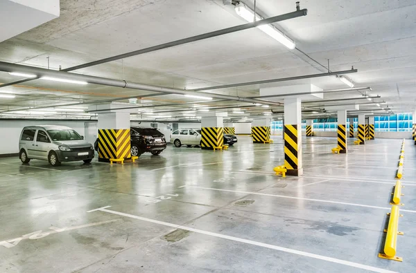 Otopark, yeraltı otoparkı, park halindeki birkaç araba..