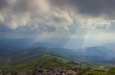 Panorama. Karpat Dağları. Mount görünümünden Pop Ivan. Batan güneşin ışınları.