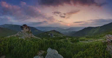 Karpat Dağları. Gündoğumu Panoraması dağlarda.