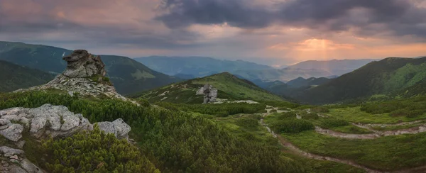 Monti Carpazi. Panorama. I raggi del sole che sorge illuminano il villaggio nella valle . — Foto Stock