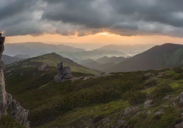 喀尔巴阡山脉。在山上的日出全景. — 图库照片