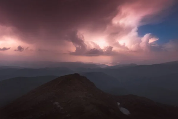 Monti Carpazi. Monte Pop Ivan. Thunderhead e il cielo stellato sopra la cresta Montenegrino . — Foto Stock