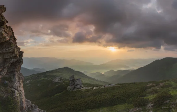 Monti Carpazi. Panorama dell'alba in montagna — Foto Stock