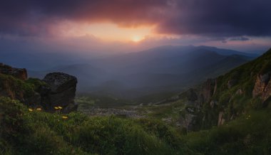 Karpat Dağları. Mount Pop Ivan. Panorama. Güneş dağların arkasında batıyordu