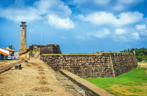 Galle, Sri Lanka. Oude klokkentoren bij de Nederlandse Fort Galle 17e Centurys geruïneerd Nederlands kasteel thats Unesco vermeld als een World Heritage Site — Stockfoto