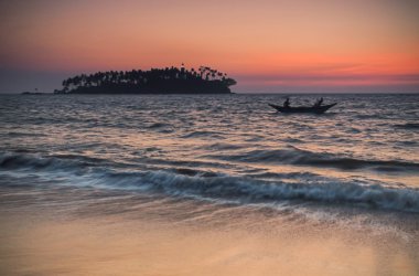 Sri Lanka. Beruwela. Balıkçılar eve gemiyle.