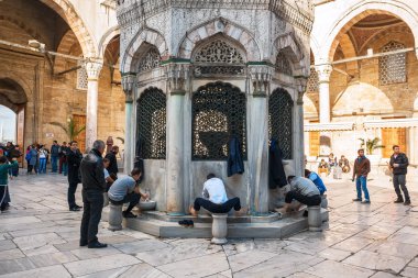 Istanbul, Türkiye. Yeni Cami yeni cami Istanbul 'un en ünlü yerlerinden görüntüleyin. Ayak yıkama