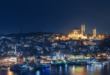 Marmara Denizi Süleymaniye Camii gece boyunca. Istanbul, Türkiye