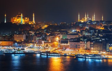 Sultanahmet gece gece Marmara Denizi boyunca. Istanbul, Türkiye