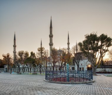 Hipodrom. Yılan sütun. Sultanahmet Camii (Sultan Ahmet Camii Camii) shakiradovileİL Istanbul 'un Sultanahmet bölgesinde.