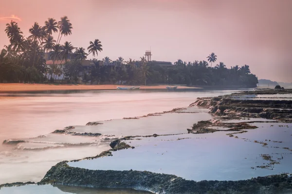 Sri Lanka. Beruwela. Koraalriffen in de buurt van de kust met palmbomen in de ochtend. — Stockfoto