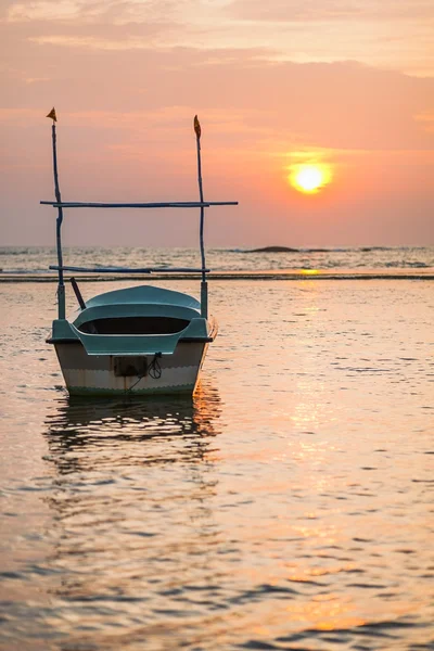 Beruwala, Sri Lanka. Gün batımında tekne.