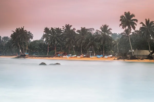 Sri Lanka. Beruwela. Vissersdorp, boten op de wal. — Stockfoto