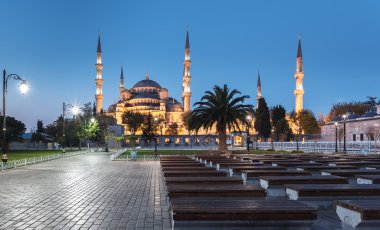 View of the Blue Mosque (Sultanahmet Camii) at night in Istanbul, Turkey. clipart