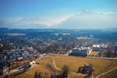 Görüntülemek boş şehir ve uzak tepeler, dağlar. Panoramik kar dağ, Salzburg, Avusturya, Avrupa.