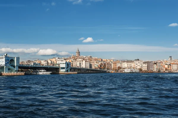 Istanbul - Galata Köprüsü ile arka planda Galata Kulesi.