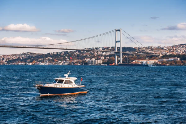 Jembatan Bosporus yang menghubungkan Eropa dan Asia, Istanbul . — Stok Foto