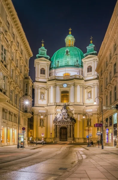 Viena, Austria. El exterior de la Iglesia Católica de San Pedro en Viena por la noche desde el Graben — Foto de Stock
