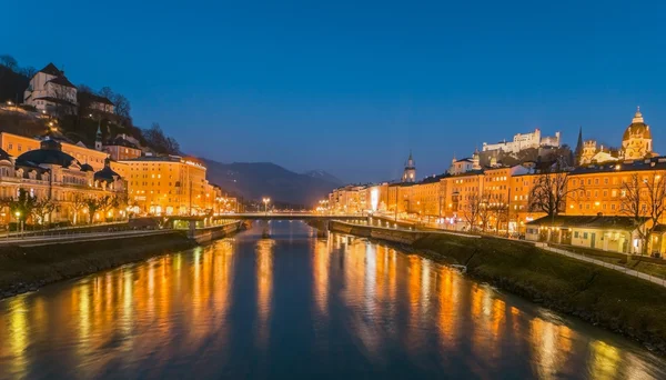 Ciudad histórica de Salzburgo con fortaleza de Hohensalzburg al atardecer, tierra de Salzburgo, Austria — Foto de Stock