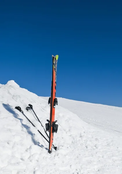 Autrichienne, Bad Gastein. Skis avec des bâtons debout dans la neige. Alpes autrichiennes . — Photo