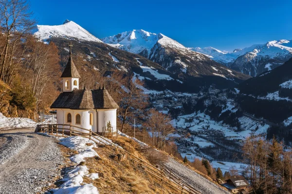 Kapel in de bergen met uitzicht op de stad van Bad Gastein. Oostenrijkse Alpen. — Stockfoto