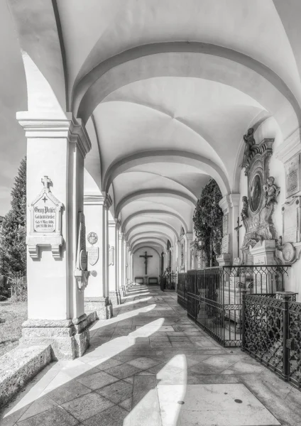 Avusturya, Salzburg. Turist konumlar güvenebilirsiniz eski Salzburg mezarlığı, Avusturya. — Stok fotoğraf