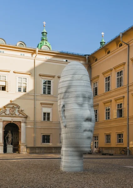 AUSTRIA, SALZBURG. La parte antigua de la ciudad de Salzburgo, una escultura de la cabeza . — Foto de Stock