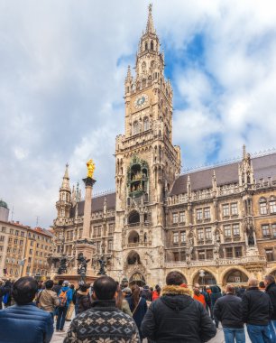 Münih, Almanya. Yeni Belediye Binası. Mariinsky sütun.