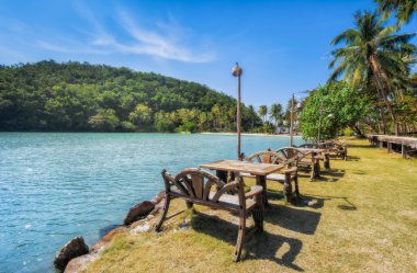 Tropik ada, sahilde tablolar. Tayland Koh Ngam.