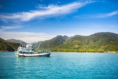 Tayland, Ko Chang. Tayland tropikal ada, Koh Chang. Balıkçı teknesi.