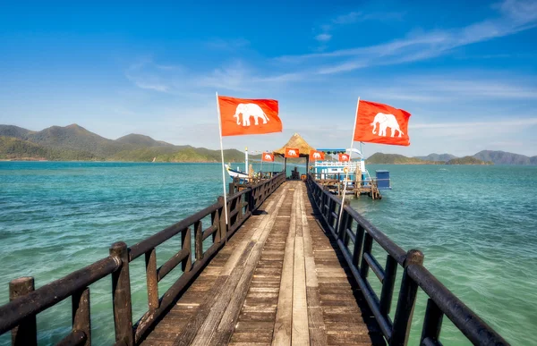 Houten steiger leidt tot het aangemeerde schip. Koh Laoya zee van Thailand — Stockfoto