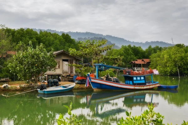 THAILAND, KO CHANG. Thaïlande île tropicale de Koh Chang. Chalet de pêcheur dans les mangroves . — Photo